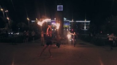 Zaporozhye, Ukrayna - 12 Temmuz 2019. İtfaiye, arkadaşlar saat ve belediye binasının yanındaki merkez bulvarda güzel bir şekilde dans ediyor..