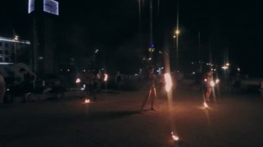 Zaporozhye, Ukrayna - 12 Temmuz 2019. Yangın gösterisi, kız saat ve belediye binasının yanındaki merkez bulvarda çok güzel dans ediyor..