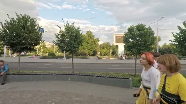 ヒッピー女の子で明るい服と短い髪型パスで公園を通って噴水 — ストック動画