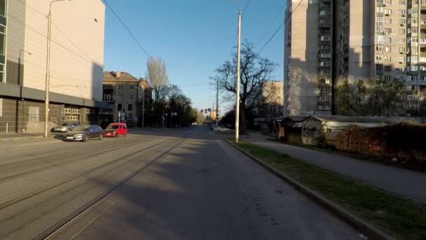 Calle de la ciudad vacía, cuarentena, cálido día de primavera personas obligadas a quedarse en casa — Vídeos de Stock