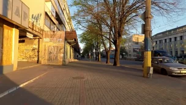 Міська вулиця під час карантину проходить по дорозі в чорній масці через епідемію вірусу. — стокове відео