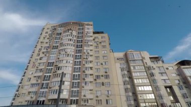 Mavi gökyüzüne karşı apartman manzarası