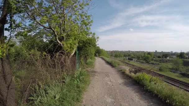 Land onverharde weg op de top van de heuvel — Stockvideo