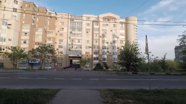 Carretera con coches sobre el fondo de un edificio de apartamentos y el cielo azul — Vídeos de Stock
