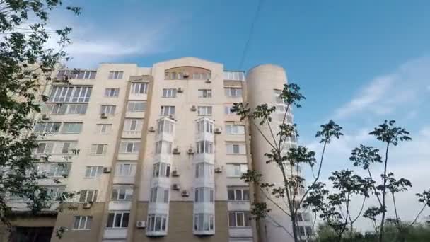 Byggnad hus bakgrund blå himmel — Stockvideo
