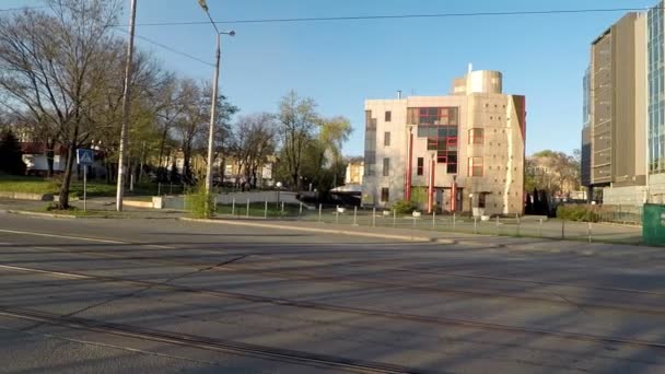 Ciudad vacía, en tranvías poca gente, todo enmascarado, prohibido caminar en la calle y montar en transporte, epidemia, auto-aislamiento, cuarentena en un cálido día de primavera — Vídeos de Stock