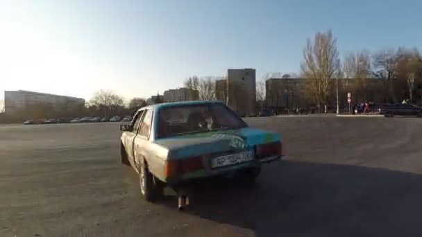 BMW 'nin eski arabası aniden koltuktan kalkıyor ve patinaj ile şehirde sürükleniyor. — Stok video