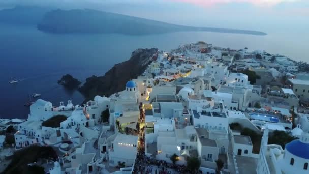 Santorini Deki Bir Uçurum Kenarındaki Köyün Gündoğumunda Çekilmiş Hava Görüntüleri — Stok video