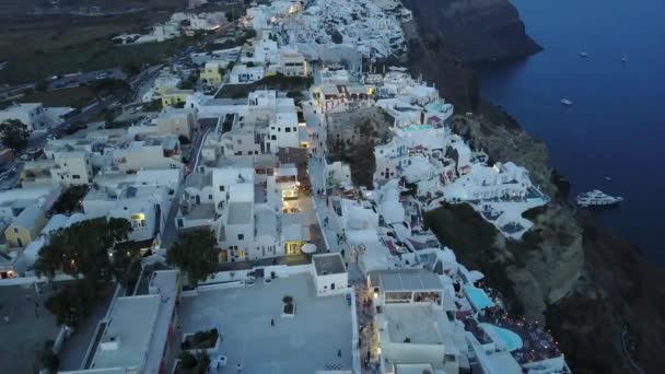 サントリーニ島の日の出に崖の村の空中映像 — ストック動画