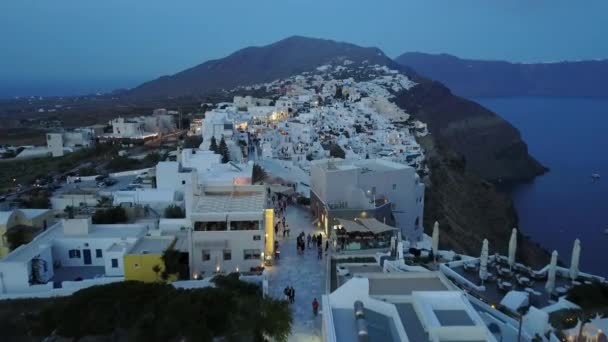 Santorini Deki Bir Uçurum Kenarındaki Köyün Gündoğumunda Çekilmiş Hava Görüntüleri — Stok video