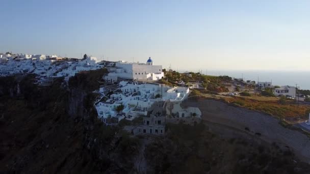 圣托里尼希腊的一个悬崖边村庄日出时的空中录像 — 图库视频影像