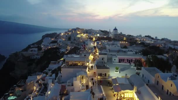 Santorini Deki Bir Uçurum Kenarındaki Köyün Gündoğumunda Çekilmiş Hava Görüntüleri — Stok video