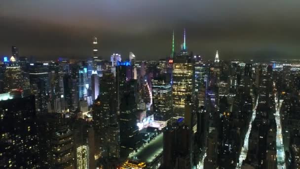 letecké záběry z centra New Yorku v noci