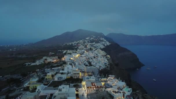 崖の上のサントリーニ島の建物空中ギリシャのホテル店プール低雲 — ストック動画