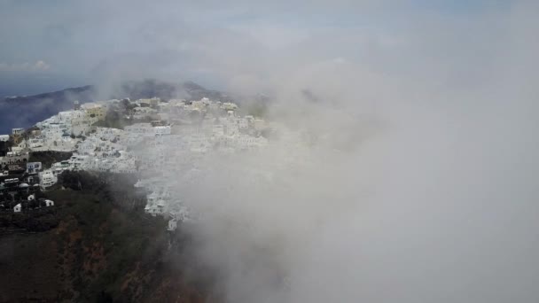 Santorini Byggnader Klippor Antenn Greece Hotell Butiker Pooler Lågt Moln — Stockvideo