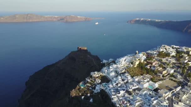 サントリーニ島の崖の上の建物空中ギリシャのスイートホテルショッププール太陽 — ストック動画