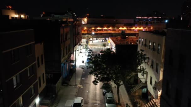 夜はブッシュウィック ブルックリンの空中で — ストック動画