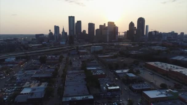 Antenne Der Vielbefahrenen Autobahn Und Skyline Der Innenstadt Von Dallas — Stockvideo