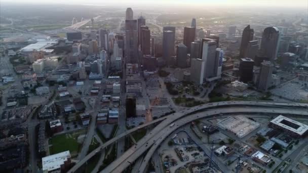 Antenne Der Vielbefahrenen Autobahn Und Skyline Der Innenstadt Von Dallas — Stockvideo
