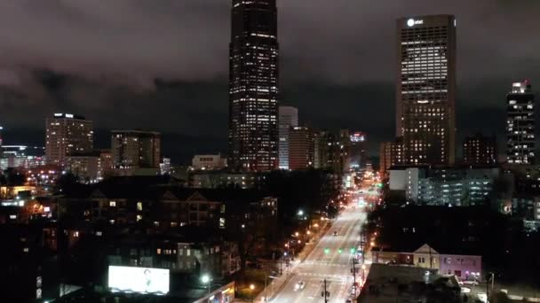 夜间飞越阿尔瓦塔市中心的空中 — 图库视频影像