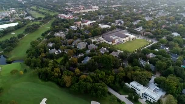 テキサス州ダラスのハイランドパークにあるゴルフ場の空中 — ストック動画