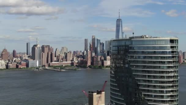 ジャージーシティとニューヨークのスカイラインの空中です — ストック動画