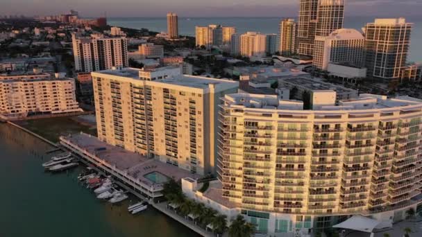 Florida Günbatımında Miami Plajı Evleri — Stok video