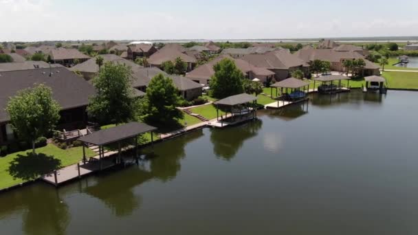ルイジアナ州の郊外住宅の空中で — ストック動画