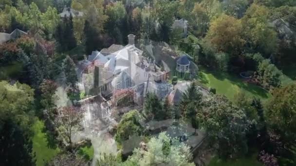 ニュージャージー州の大規模な家の周りの空中回転 — ストック動画