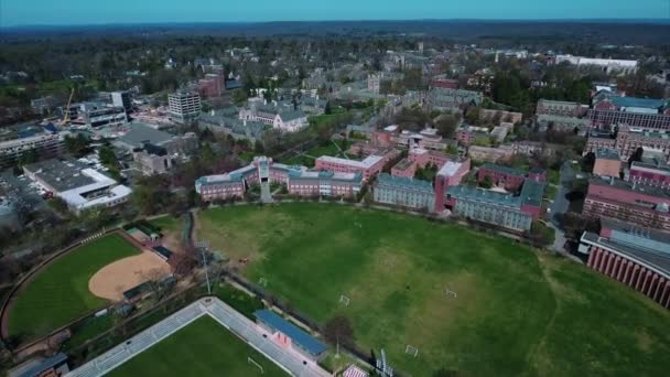 프린스턴 대학교 캠퍼스의 스타디움 상공을 — 비디오
