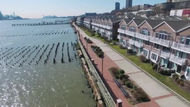 Lage Antenne Kustlijn Flyover Van Appartementen Rivier Weg Hudson County — Stockvideo