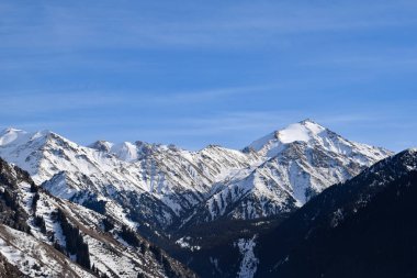 Uzakta Sovyetlerin zirvesi var. Eski Japon Yolu 'ndan Manzara