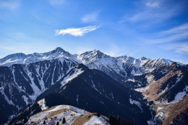 Gözcü Dağı 'nda. Komşu tepelerin görüntüsü