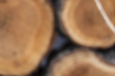 Ahşap dokulu kütüklerin bulanık arkaplanı.