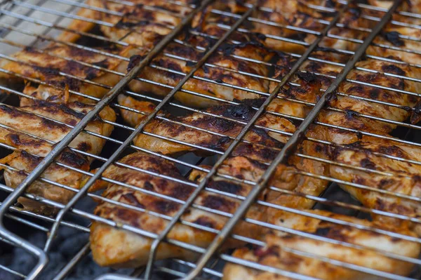 Patas Pollo Adobo Sobre Una Rejilla Cocida Sobre Carbón Vegetal — Foto de Stock