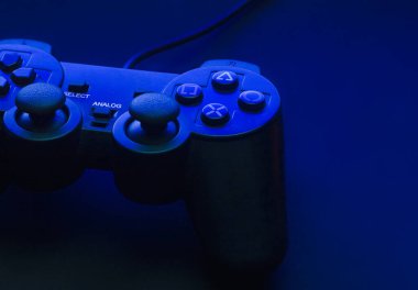 Mavi arka planı ve güzel gölgeleri olan siyah av alanı..