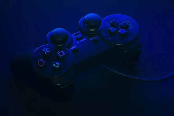 Černý Gamepad Modrým Podsvícením Krásnými Stíny — Stock fotografie