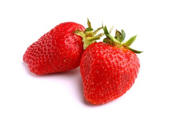 İzole edilmiş beyaz arka planda bir çift çilek..