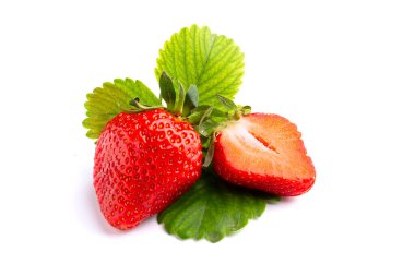 İzole edilmiş beyaz arka planda sulu ve güzel çilekler.