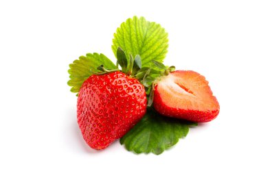 İzole edilmiş beyaz arka planda sulu ve güzel çilekler.