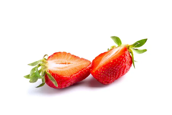 独立的白色背景上的多汁美丽的草莓 — 图库照片