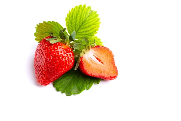 独立的白色背景上的多汁美丽的草莓 — 图库照片