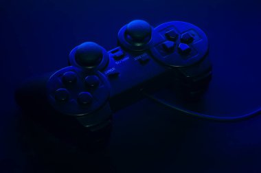 Mavi arka planı ve güzel gölgeleri olan siyah av alanı..