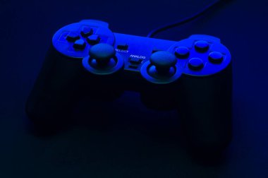 Mavi arka planı ve güzel gölgeleri olan siyah av alanı..