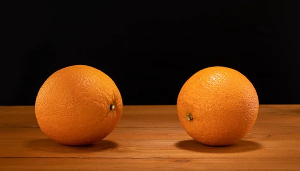 Dos Naranjas Sobre Mesa Madera Fondo Negro — Foto de Stock