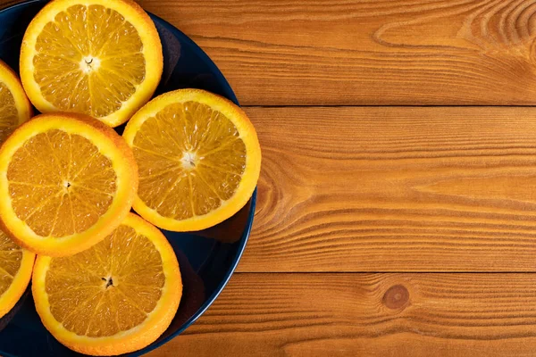 Naranjas Rodajas Plato Sobre Mesa Madera Copiar Espacio Vista Superior — Foto de Stock