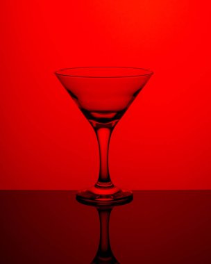 Kırmızı arka planda boş şarap kadehi