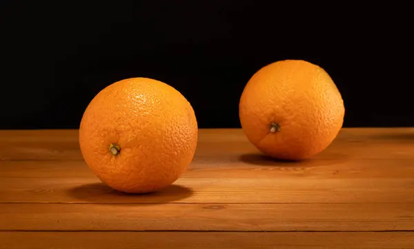 Dos Naranjas Sobre Mesa Madera Fondo Negro — Foto de Stock