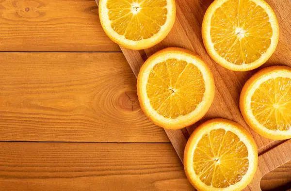 Naranjas Rodajas Bordo Sobre Mesa Madera Copiar Espacio — Foto de Stock