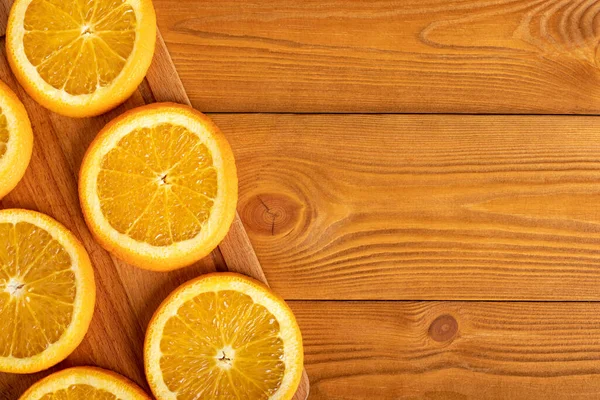 Oranges Tranchées Bord Sur Une Table Bois Espace Copie — Photo